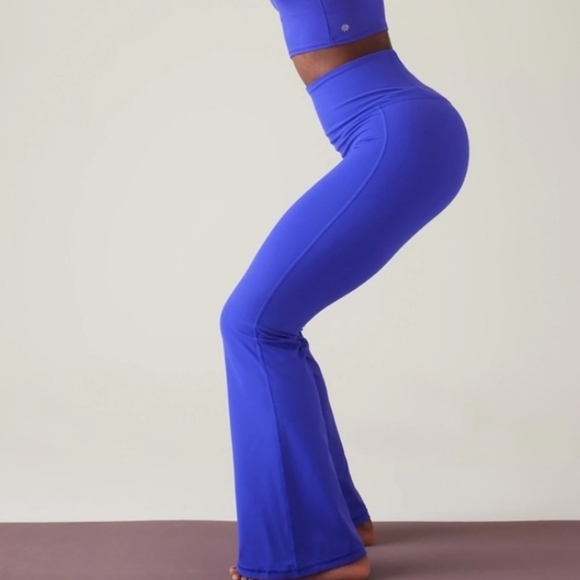 Athleta Elation Flare Pant's Purple SzM Women Yoga Fitness Running - Picture 14 of 15